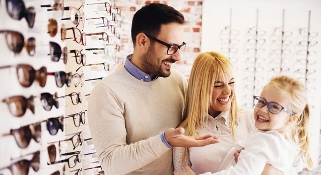 happy family wearing eyeglasses 640×350